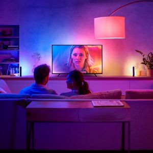 Taśma LED Philips Hue Play idealnie współpracuje z dowolną kolorową lampą Hue, oferując maksymalną elastyczność pozwalającą stworzyć spersonalizowaną strefę domowej rozrywki. 