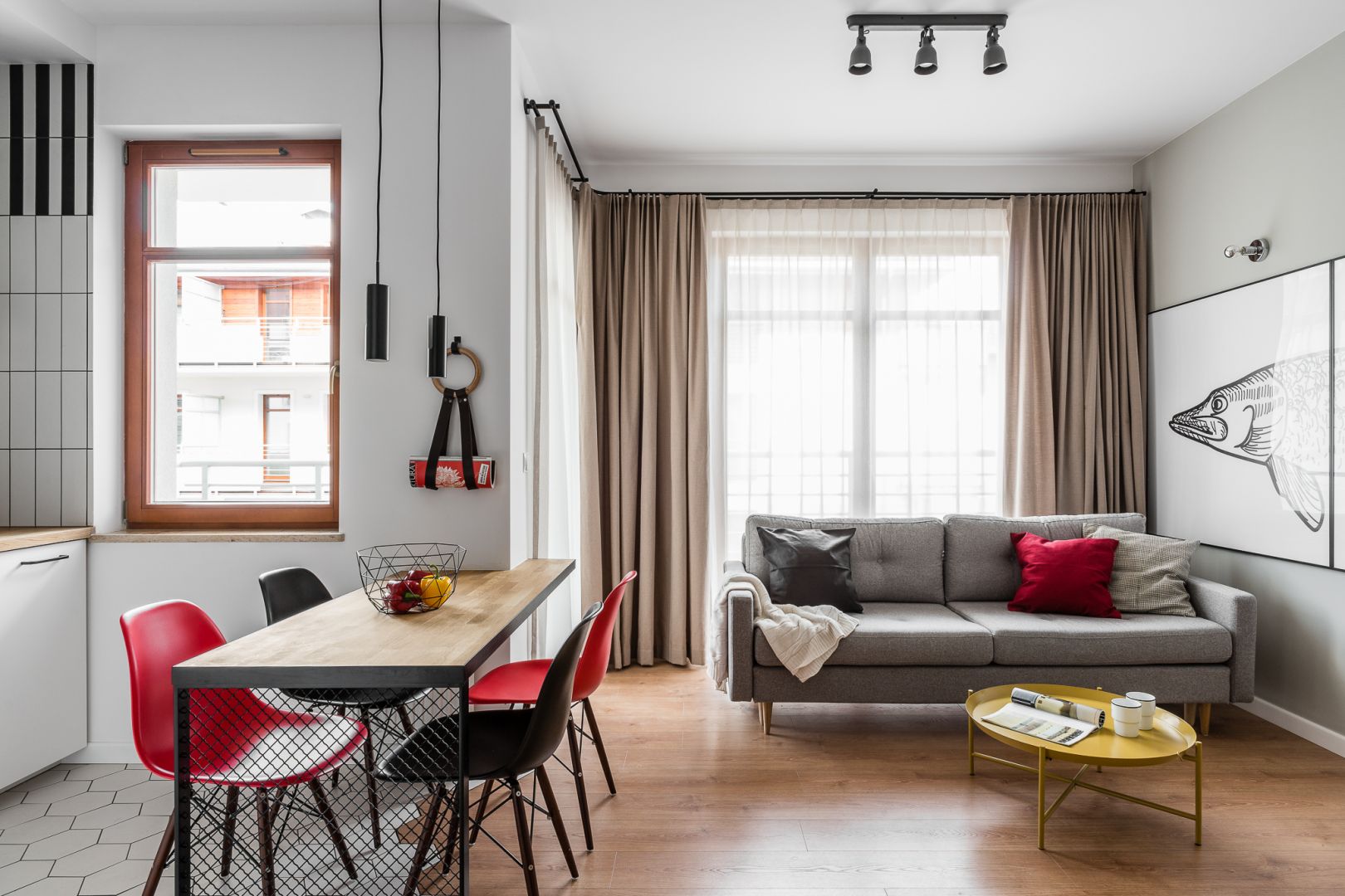 W małym salonie sofa na lekkich nóżkach optycznie powiększa przestrzeń. Projekt JT Group