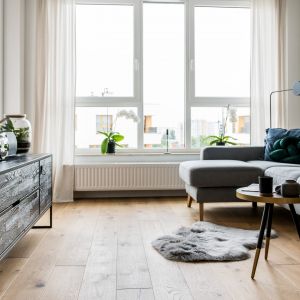 Sofa z szezlongiem zapewnia dodatkowe miejsce do relaksu. Projekt Deer Design