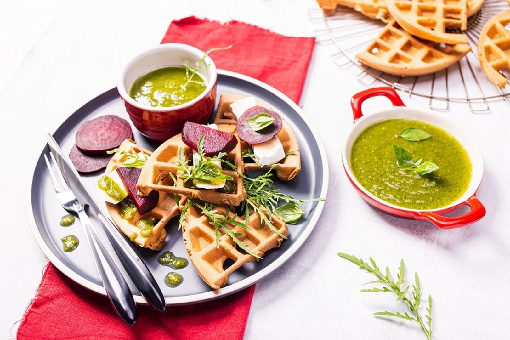 Gofry z burakiem, serem i pesto_Fot. VOG Polska