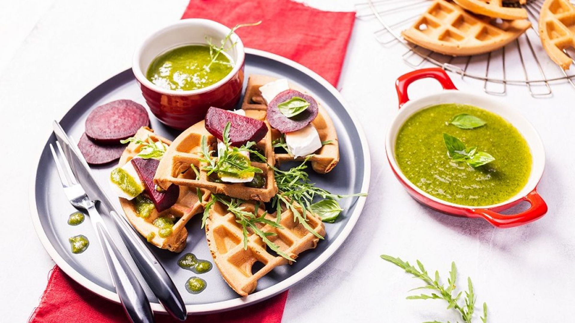 Przepis na pyszne gofry z burakami, serem i pesto