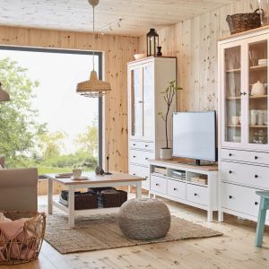 Szafka pod telewizor z kolekcji Hemnes dostępna w ofercie IKEA. Cena: 699 zł. Fot. IKEA