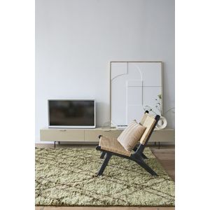 Fotel Lounge plecionka marki HKliving. Cena: ok. 1.900 zł. Fot. BM Housing