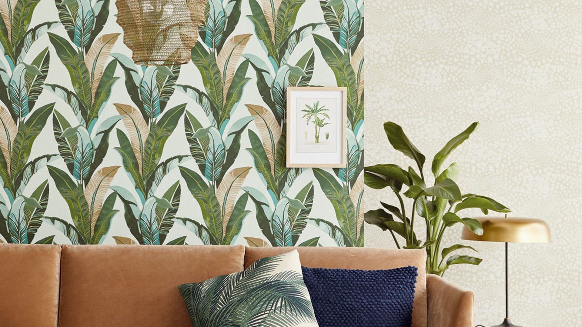 Tapeta z kolekcji Lime Lace, Tropical Leaves Wallpaper Light Blue dostępna w ofercie marki Eijffinger. Fot. Eijffinger