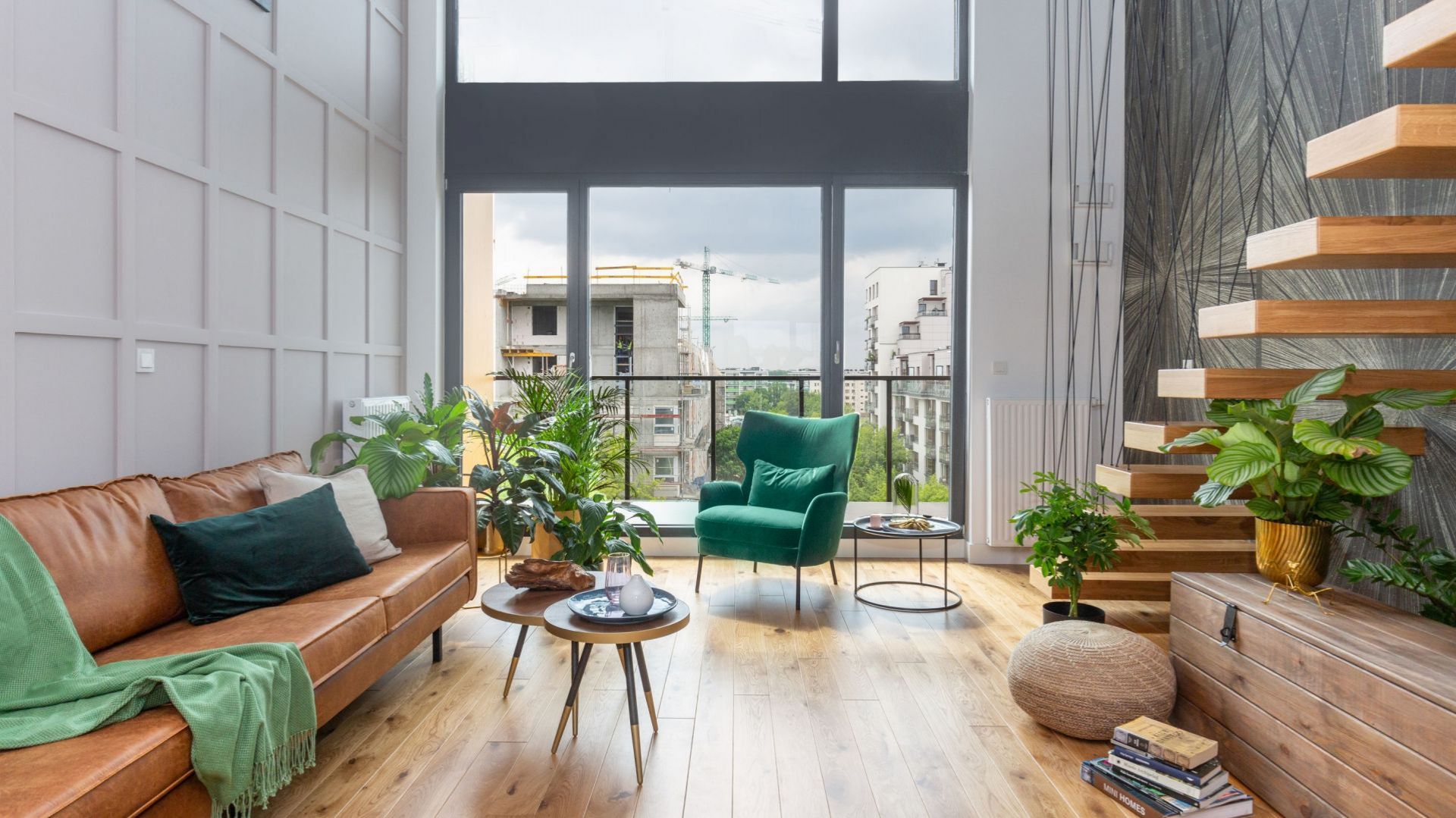 Dwa, nieduże stoliki doskonale wpisały się w nowoczesną aranżację salonu. Projekt: Decoroom. Fot. Marta Behling, Pion Poziom