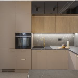 W kuchni postawiono na prostą zabudowę wzbogaconą o metalowe nogi w kolorze złota, które wprost urzekają dyskretną elegancją. Projekt Decoroom Fot. Marta Behling Pion Poziom