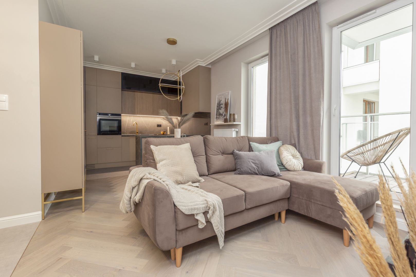 Serce salonu stanowi wygodna kanapa w kolorze taupe. Projekt Decoroom Fot. Marta Behling Pion Poziom