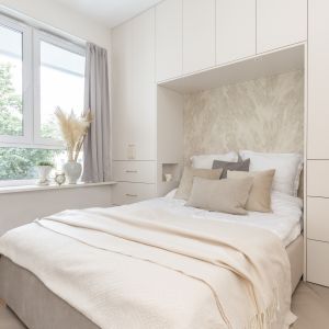 Sypialnia jest prawdziwą oazą spokoju. Króluje tu biel oraz piaskowy beż. Projekt Decoroom Fot. Marta Behling Pion Poziom
