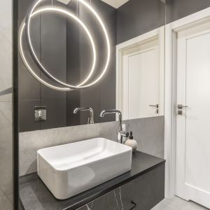 W łazience głównym elementem dekoracyjnym jest oświetlenie nad umywalką. Projekt Decoroom Fot. Marta Behling Pion Poziom