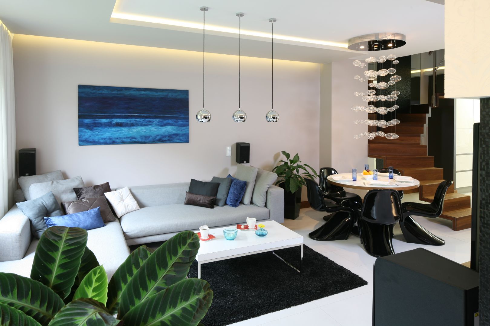 Obraz pięknie ożywia salon urządzony w spokojnych, stonowanych kolorach. Projekt: Chantal Springer. Fot. Bartosz Jarosz