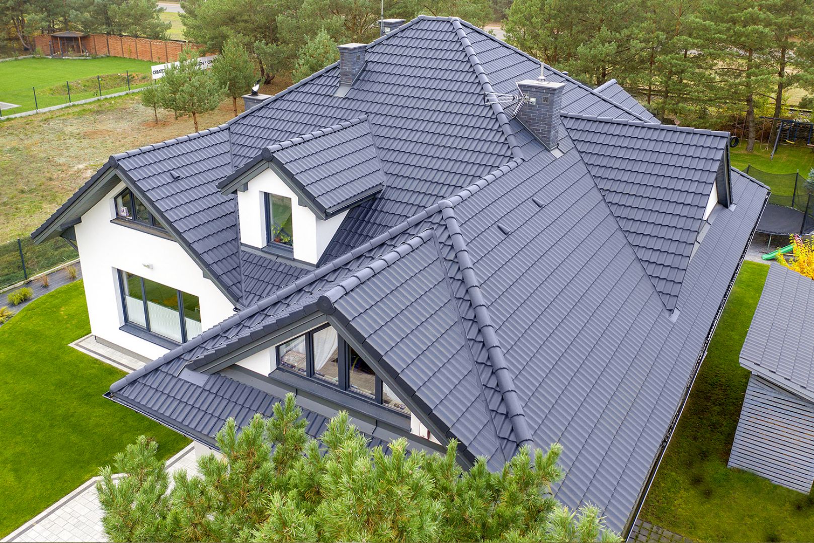 Którą dachówkę wybrać - ceramiczną czy cementową? Fot. Creaton