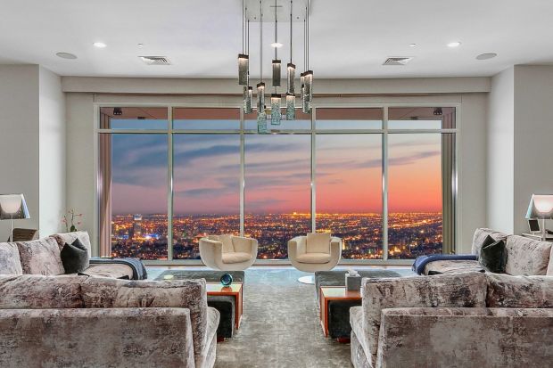 Chandler Bing prywatnie: zobacz penthouse Matthew Perry'ego w LA. Widok z salonu robi wrażenie!