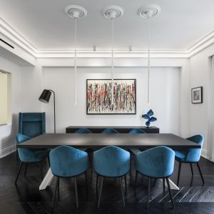 W skład apartamentu wchodzą trzy sypialnie z prywatnymi łazienkami oraz duży salon służący również jako biuro domowe.Studio projektowe: AK Praxis GP. Zdjęcia: Mariana Bisti