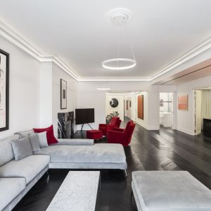 Apartament Irodou Attikou, dzieło zaprojektowane przez grecką pracownię AK Praxis, zajmuje ostatnie piętro w ateńskiej kamienicy z lat 50, której fasada wychodzi na Ogród Narodowy oraz Pałac Prezydencki. Studio projektowe: AK Praxis GP. Zdjęcia: Mariana Bisti