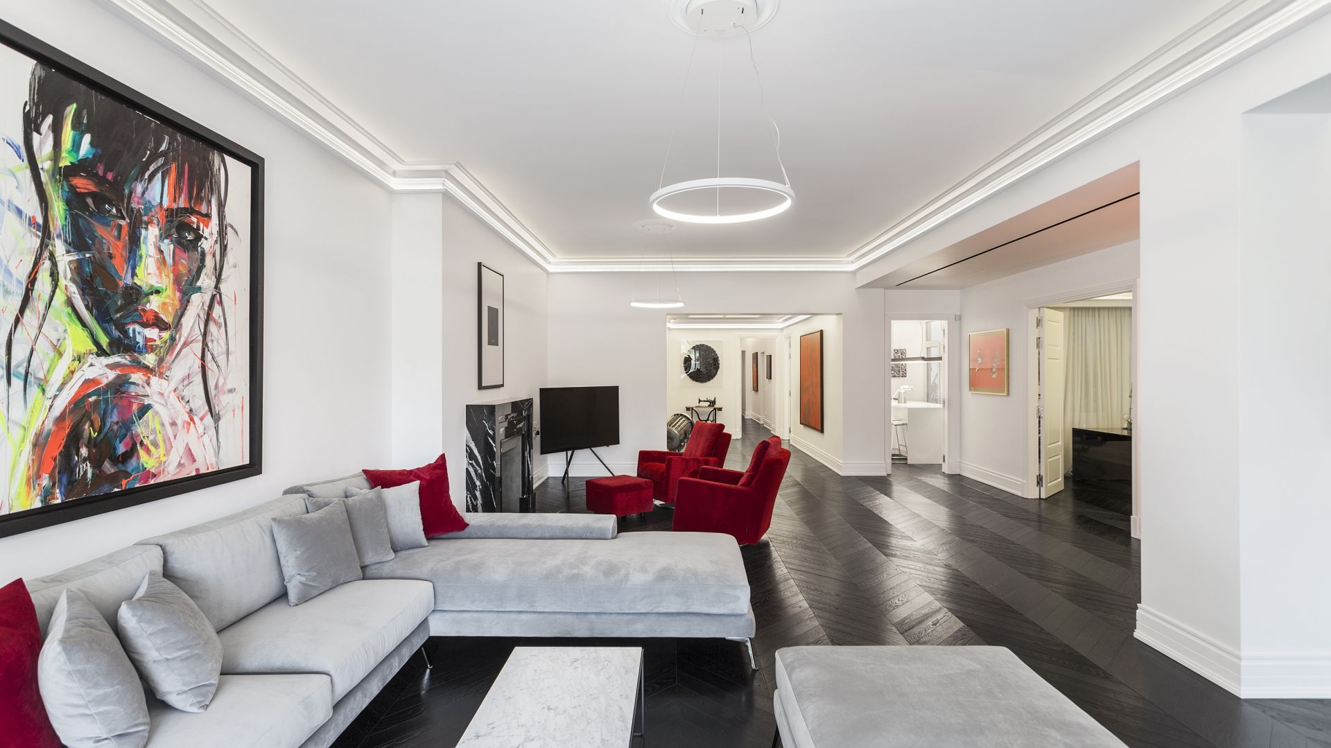 Apartament Irodou Attikou, dzieło zaprojektowane przez grecką pracownię AK Praxis, zajmuje ostatnie piętro w ateńskiej kamienicy z lat 50, której fasada wychodzi na Ogród Narodowy oraz Pałac Prezydencki. Studio projektowe: AK Praxis GP. Zdjęcia: Mariana Bisti