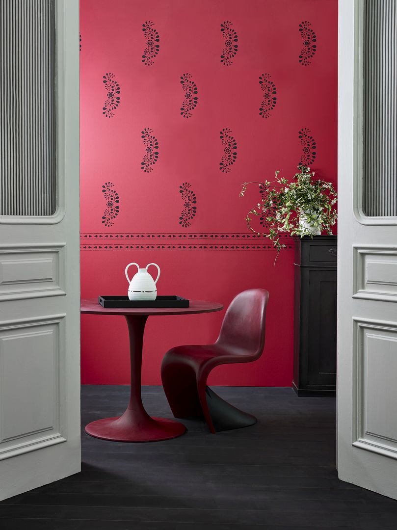 Dekoratorską fantazję pozwoli nam rozwinąć stworzona przez Annie paleta kolorów farb Chalk Paint™ składająca się z 42 wysmakowanych odcieni. Fot. Annie Sloan - Faux Bone Inlay - Dining - Walls, table, chair, floor, chest in Primer Red, Burgundy and Athenian with ticking - Portrait