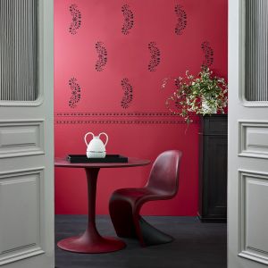 Dekoratorską fantazję pozwoli nam rozwinąć stworzona przez Annie paleta kolorów farb Chalk Paint™ składająca się z 42 wysmakowanych odcieni. Fot. Annie Sloan  - Faux Bone Inlay - Dining - Walls, table, chair, floor, chest in Primer Red, Burgundy and Athenian with ticking  - Portrait