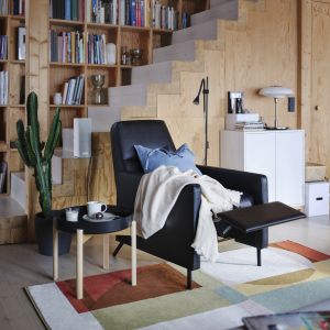 Jesienny salon jest przytulny i ciepły, przede wszystkim dzięki dodatkom. Maksymalizm rządzi! Fot. IKEA