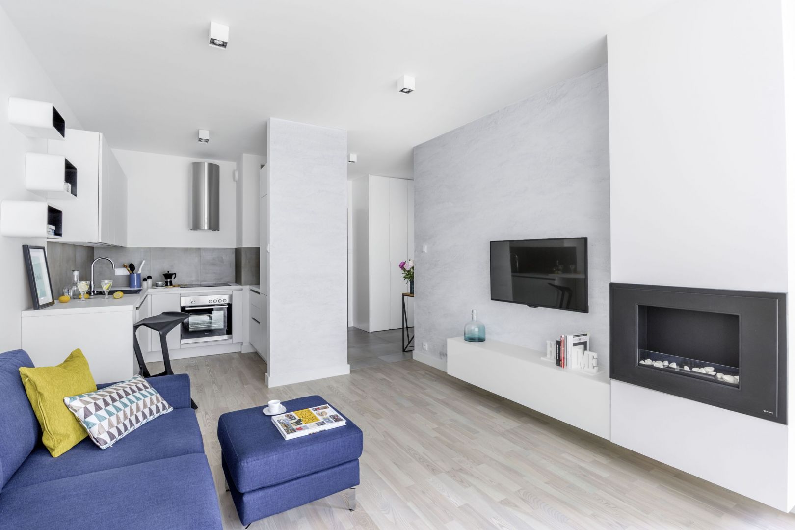 Coraz więcej osób rezygnuje z tradycyjnej, oddzielonej kuchni i wybiera opcję dwa w jednym, czyli salon z aneksem kuchennym. Projekt Decoroom. Fot. Pion Poziom