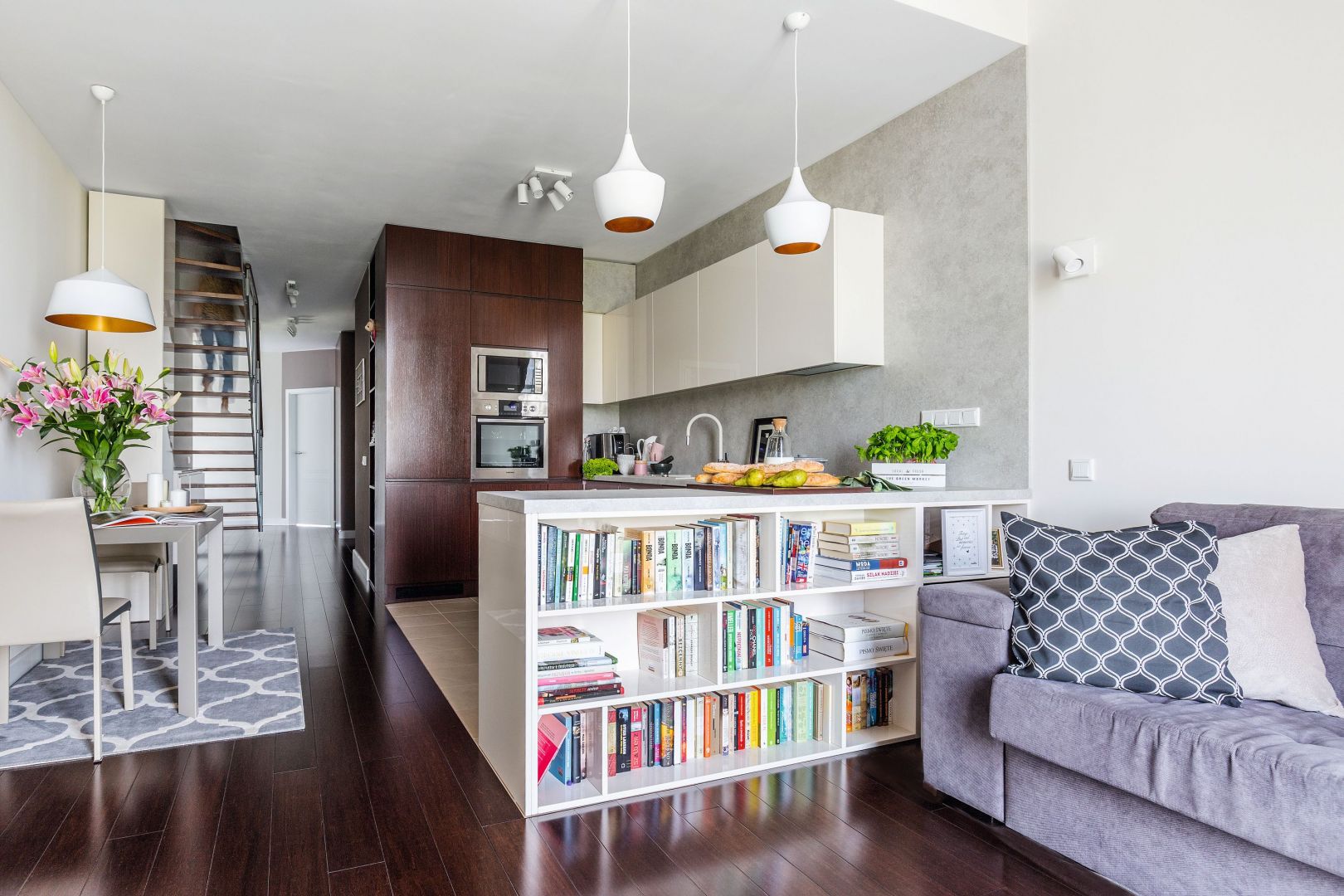 Nawet bardzo małe pomieszczenie kuchenne może wyglądać efektownie, jeżeli dobrze ją urządzimy. Projekt Decoroom. Fot. Pion Poziom