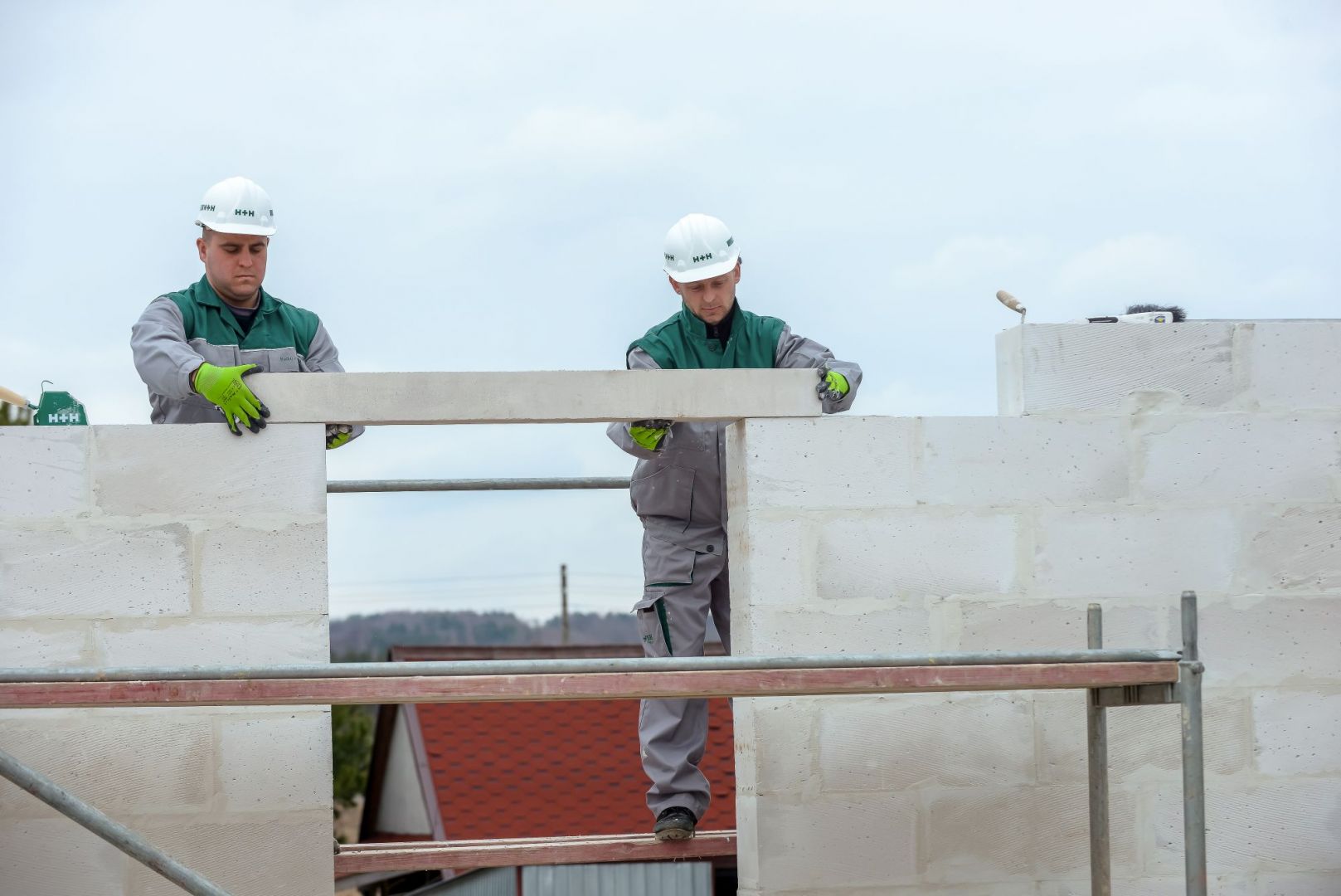 Nadproża stanowią istotny element konstrukcyjny każdego budynku. Ich podstawowym zadaniem jest wzmocnienie konstrukcji ściany w miejscach otworów okiennych bądź drzwiowych. Fot. H+H