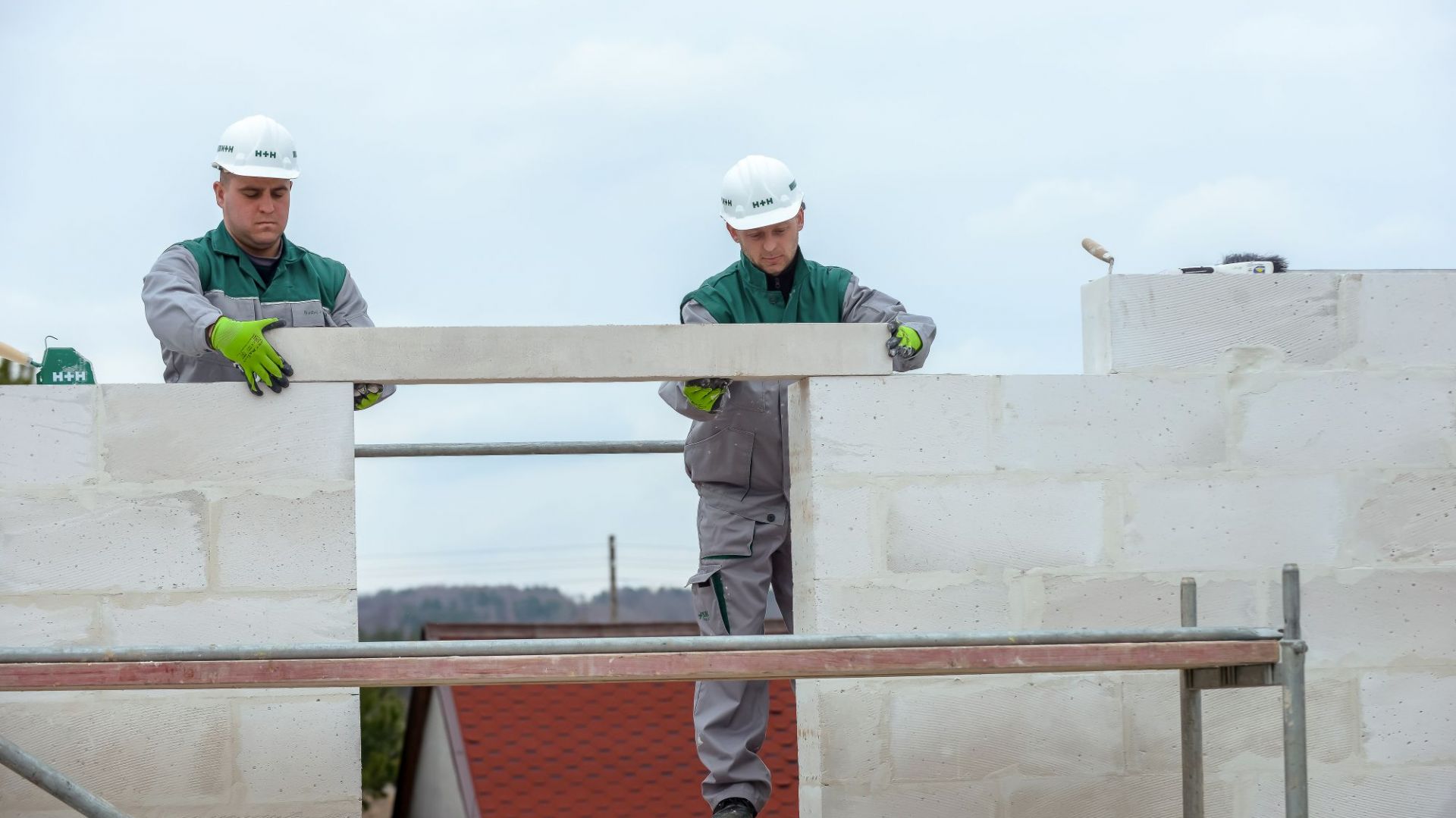 Nadproża stanowią istotny element konstrukcyjny każdego budynku. Ich podstawowym zadaniem jest wzmocnienie konstrukcji ściany w miejscach otworów okiennych bądź drzwiowych. Fot. H+H