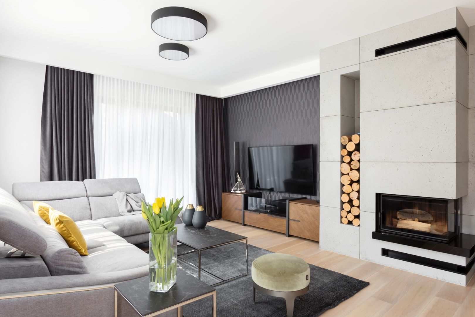 Salon urządzono w chłodnym stylu skandynawskim. Dominuje tu biel połączona z czernią i szarościami, ocieplone naturalnym drewnem. Projekt Katarzyna Maciejewska. Fot. Dekorialove