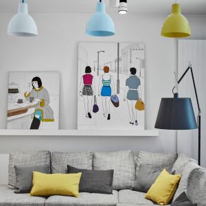 Pastelowe lampy harmonizują z pięknymi obrazami malarki Marty Kochanek-Zbroi. Projekt: Bibianna Stein-Ostaszewska (Bibi Space). Zdjęcia: Olo Studio