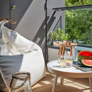 Ważną częścią mieszkania jest piękny taras. Projekt: Bibianna Stein-Ostaszewska (Bibi Space). Zdjęcia: Olo Studio