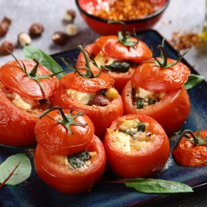 Pomidory faszerowane serem feta i szpinakiem. Fot. Knorr
