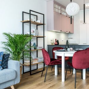 Półwysep idealnie sprawdzi się w mniejszych pomieszczeniach. Projekt Deer Design