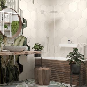 Heksagonalne płytki sąsiaduje w tej łazience z odporną na wilgoć tapetą w botanicznym stylu. Projekt i wizualizacje: Agnieszka Rozmysłowicz, Viann Interior Design