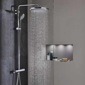 Dodatkowym atutem termostatycznych systemów prysznicowych marki GROHE jest wyposażenie ich w przycisk EcoButton, pozwalający na zmniejszenie użycia wody nawet o 50% (dostępny np. w systemie prysznicowym Euphoria System 310) .Fot. GROHE Euphoria System 310
