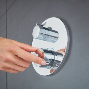 W większości systemów prysznicowych wyposażonych w słuchawkę prysznicową lub deszczownicę została zastosowana technologia EcoJoy ograniczająca przepływ wody do 9,4 litrów na minutę. Można zatem czerpać przyjemność z kąpieli bez obawy o nadmierne zużycie wody. Fot. GROHE Grohtherm