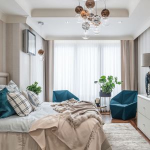 Piękna i przytulna sypialnia w kolorach ziemi, w której królują miękkie tkaniny i faktury. Projekt Joanna Safranow. Fot. Fotomohito