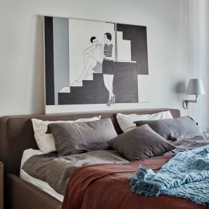W tej sypialni kolory ziemi zestawiono z pięknym obrazem na ścianie nad łóżkiem. Projekt Bibianna Stein-Ostaszewska Bibi Space. Zdjęcia Olo Studio