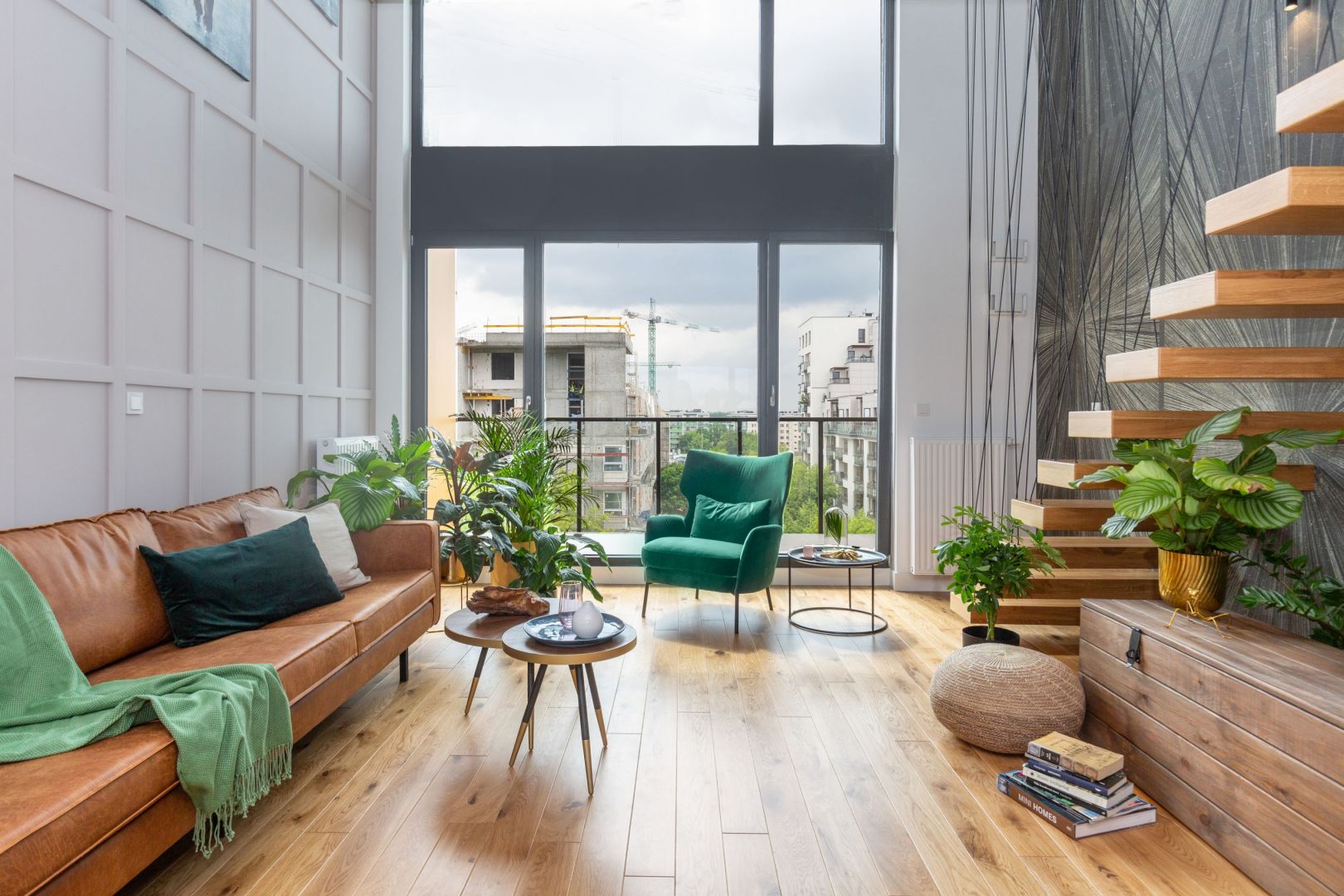 W tym salonie królują żywe rośliny, których kolory i faktury pięknie się prezentują na tle naturalnego drewna. Projekt Decoroom. Fot. Marta Behling, Pion Poziom.