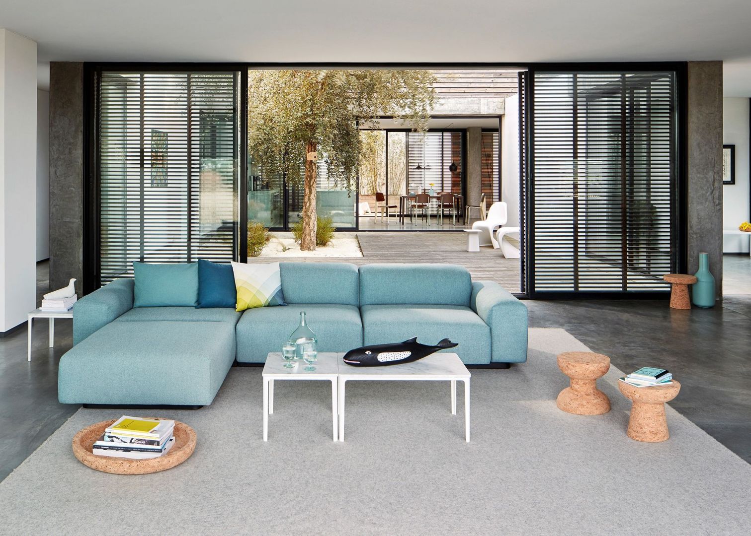 Sofa Soft Modular to projekt dla słynnej marki Vitra, za którym stoi znany designer z Wielkiej Brytanii, Jasper Morrison. Cena: od 18 tys. zł. Producent: Vitra