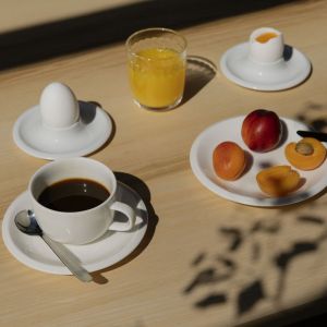 Kolekcja zastawy stołowej Raami fińskiej marki Iittala, materiały: ceramika, szkło, drewno dębowe. 2018 rok. Fot. Osma Harvilahti