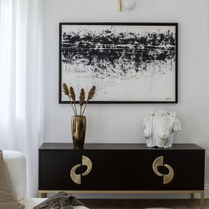 Komoda na mosiężnym stelażu, uchwyty Deco (PAP DECO); rzeźby (Galeria Totuart); witryna Broadway Black (Sweet Living); fotel Lino (Adriana Furniture); betonowe świece (Zoa Concept), rośliny (Badyle Concept Store). Sesja zdjęciowa promująca akcję #wspieramypolskidesign. Zdjęcia: Yassen Hristov. Stylizacja: Kamila Jakubowska-Szmyd 