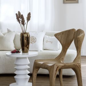 Sofa Moon w tkaninie boucle (Absynth); poduszka dekoracyjna z haftem Art No1 (Maja Laptos Studio); stoliki
Fou & Dama (Misaform). Sesja zdjęciowa promująca akcję #wspieramypolskidesign. Zdjęcia: Yassen Hristov. Stylizacja: Kamila Jakubowska-Szmyd 