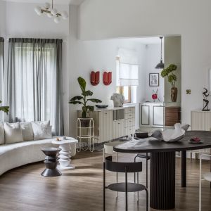 Sofa Moon w tkaninie boucle (Absynth); poduszka dekoracyjna (Maja Laptos Studio); stoliki Fou & Dama (Misaform); kwietnik Milo (Bujnie); lampa wisząca Cumulus 2 oraz lampa wisząca Nautilius L (Kaspa); stół Sesame, krzesła Sage oraz Meadow (Good Living & Co.); komoda (PAP DECO); szyfoniera (Bozzetti); sztuka (Galeria Totuart); rośliny (Badyle Concept Store). Sesja zdjęciowa promująca akcję #wspieramypolskidesign. Zdjęcia: Yassen Hristov. Stylizacja: Kamila Jakubowska-Szmyd 