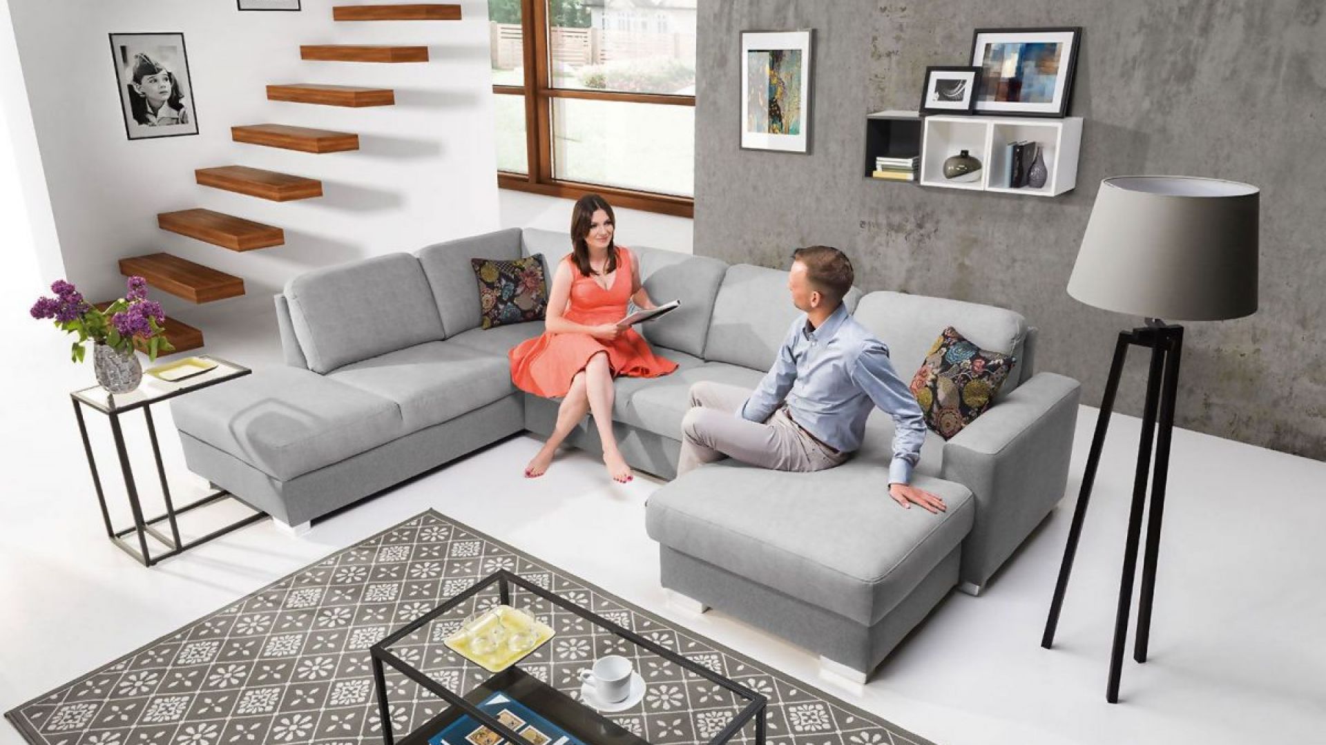 Narożnik Chantal w jasnym, szarym kolorze doskonale sprawdzi się w nowoczesnym salonie. Jest wygodny i ma ładny, prosty design. Cena: od ok. 3.200 zł. Fot. Stagra Meble