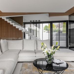 Lekkie wizualnie białe schody z przezroczystą szklaną balustradą. Projekt Joanna Ochota Archimental Concept JOana. Fot. Mateusz Kowalik.jpg
