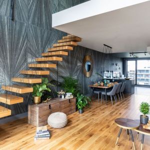 Drewniane schody wizualnie "wiszą w powietrzu dzięki podwieszanej konstrukcji i wtopieniu stopni w ścianę. Projekt Decoroom. Fot. Marta Behling, Pion Poziom.jpg