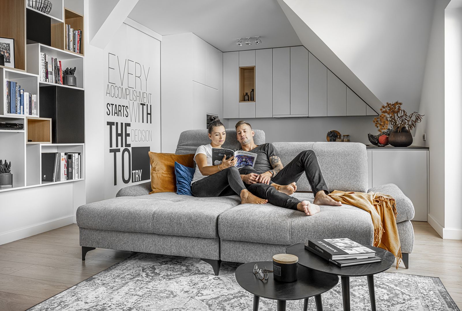 Szara sofa Carmen z oferty marki Wajnert.