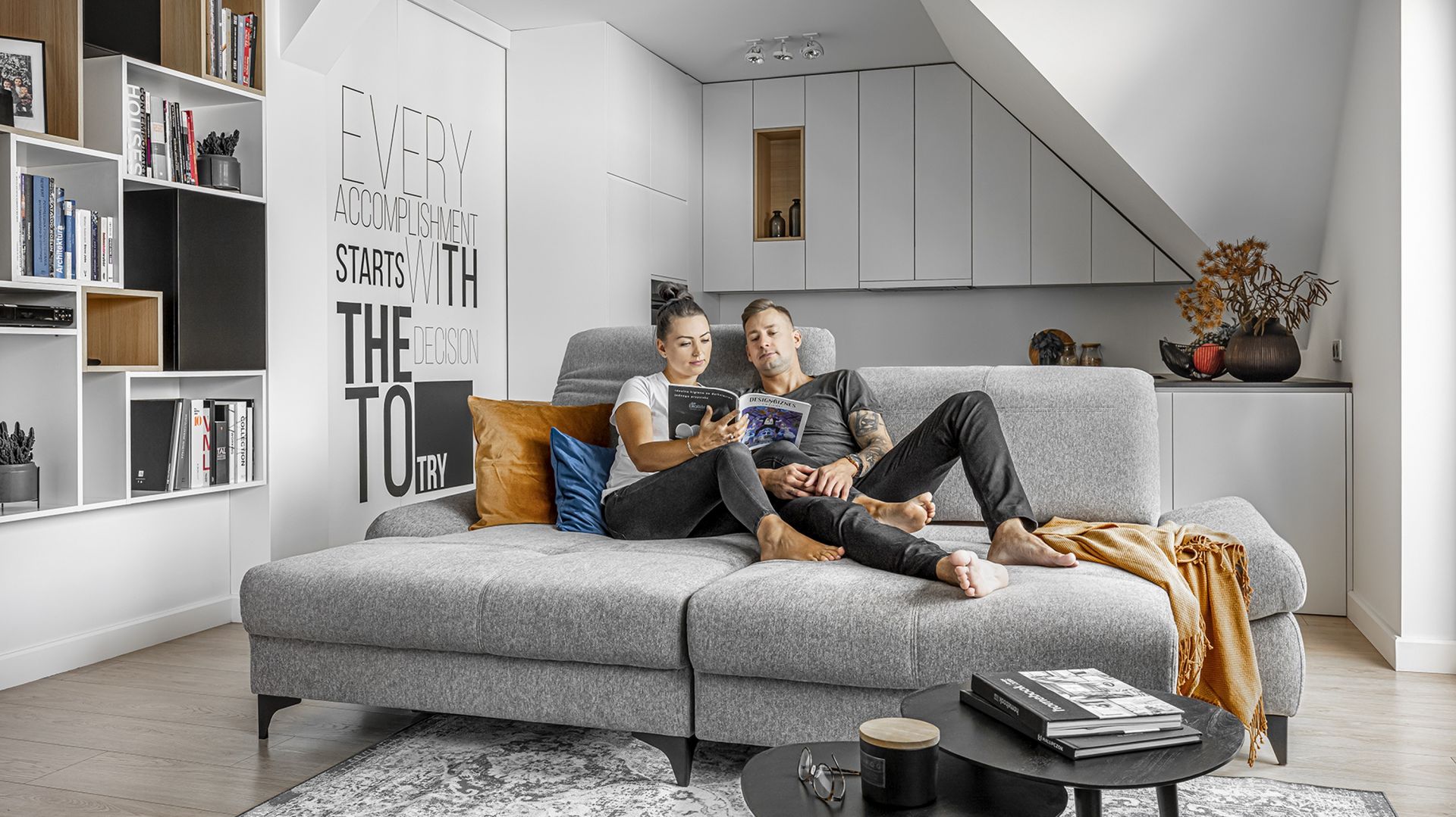 Szara sofa Carmen z oferty marki Wajnert.