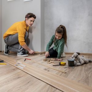 W ofercie marki Vilo znajduje się aż 16 różnych wzorów inspirowanych dębowym drewnem. Fot. Vilo Izzi listwa