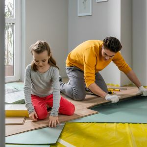 Zanim jednak przystąpimy do montażu podłogi, warto dobrać do niej podkład. Jest to element wnętrza niewidoczny dla oczu, ale w wyraźny sposób wpływa na komfort życia domowników i użytkowania podłogi. Fot. Vilo Canyon oak