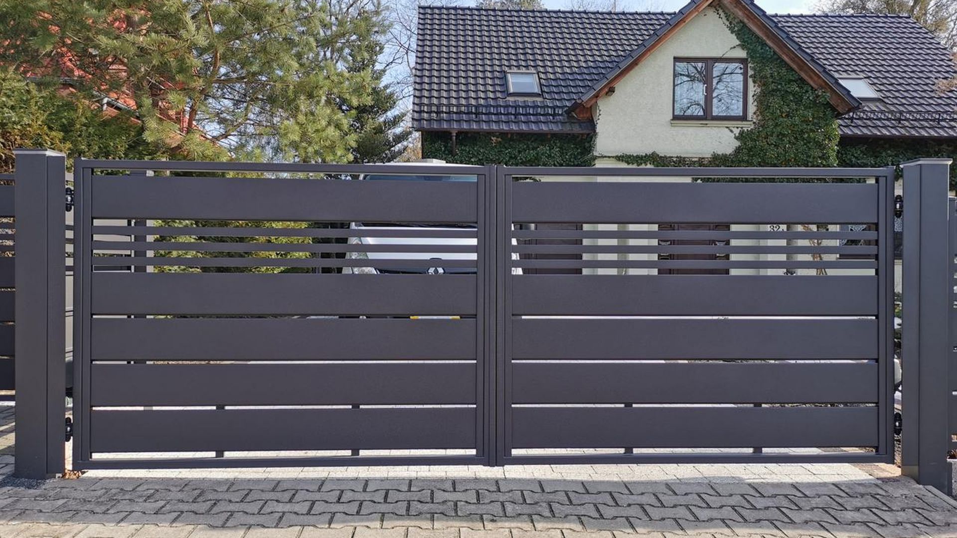 W standardowej ofercie Plast-Met jest 10 kolorów w najpopularniejszych odcieniach od bieli, przez różne odcienie szarości, zieleń i brąz, po antracyt i czerń. Fot. Plast-Met Systemy Ogrodzeniowe model Trawertyn